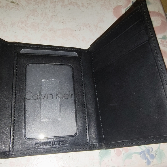 Calvin Klein Genuine Leather Wallet - Picture 5 of 6